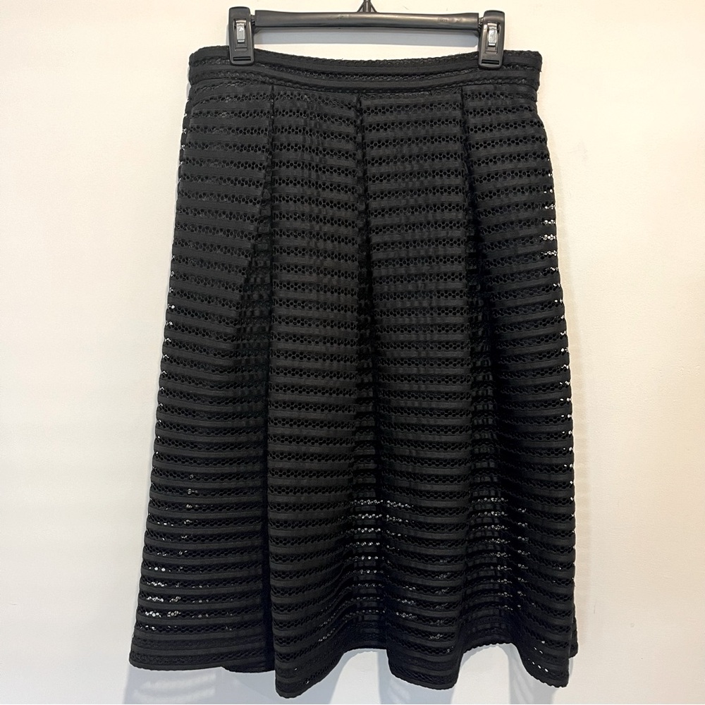 Stylish New York & Company 7th Avenue black pleated skirt Women’s Size 6